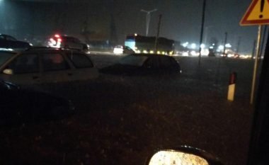 Përmbytje në autostradën Tiranë-Durrës, veturat mbulohen nga uji