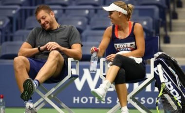 U dashuruan gjatë stërvitjeve, sot Caroline Wozniacki u fejua me basketbollistin e San Antonios (Foto)