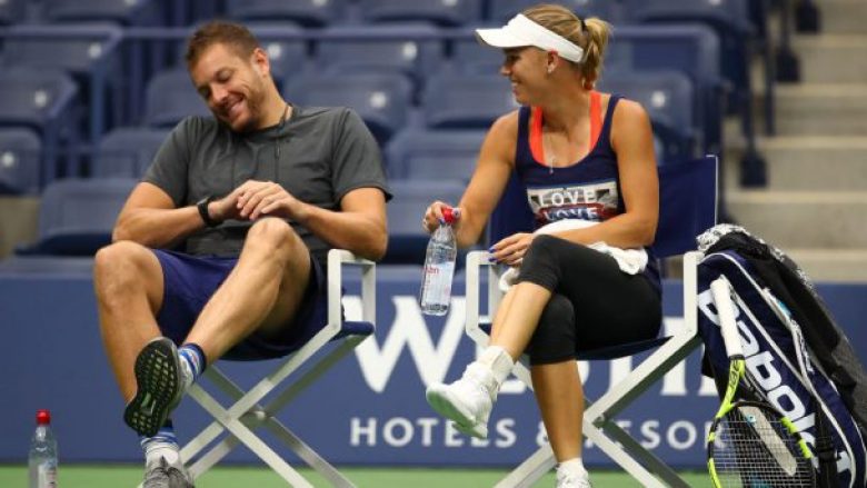 U dashuruan gjatë stërvitjeve, sot Caroline Wozniacki u fejua me basketbollistin e San Antonios (Foto)