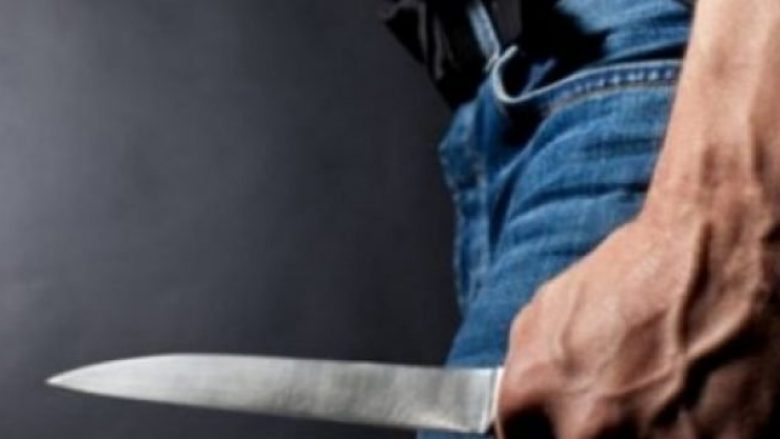 Dhunë në familje, 27 vjeçari në Laprakë plagos me thikë kunatin, dhunon bashkëshorten