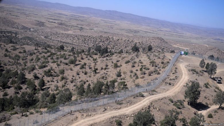 Vriten tetë militantë dhe dy ushtarë në Pakistan