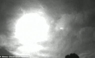 Banorë nga tri shtete, panë topin e zjarrtë që ndriçoi qiellin në mes të natës (Video)