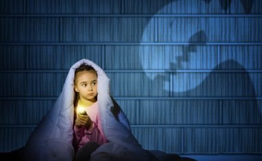 Si ta ndihmoni fëmijën ta kapërcejë frikën nga errësira