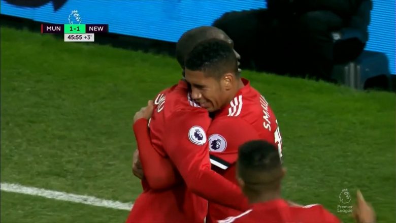 Smalling kalon Unitedin në epërsi ndaj Newcastles (Video)