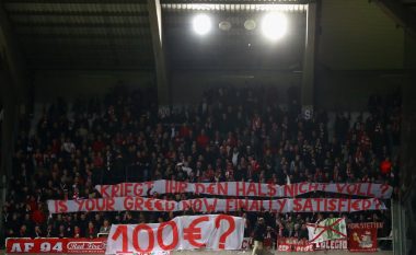 Protesta origjinale e tifozëve të Bayern Munich për çmimet e shtrenjta të biletave, fluturojnë 500 –shet në fushë (Foto/Video)