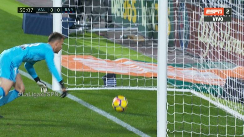 Topi kalon vijën, por gjyqtari nuk ia pranon golin Messit ndaj Valencias (Video)