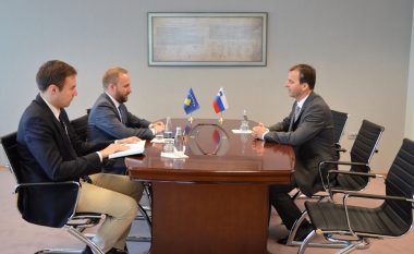 Tahiri takoi ambasadorin slloven, flasin për sundimin e ligjit