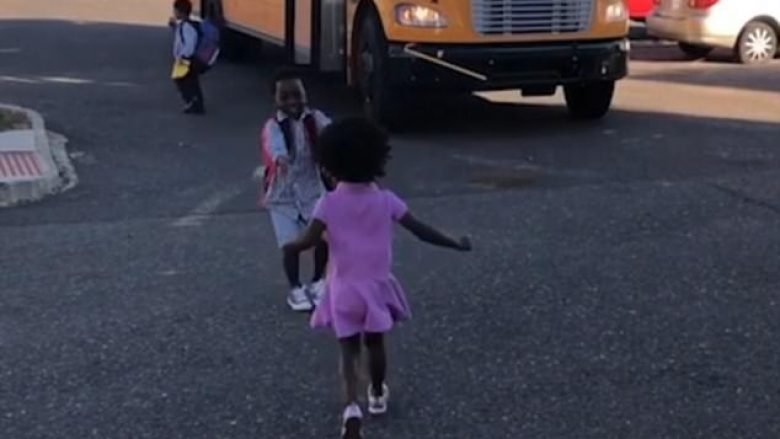 Dashuria mes motrës dhe vëllait, nuk ndalojnë së përqafuari pas përfundimit të mësimin (Video)