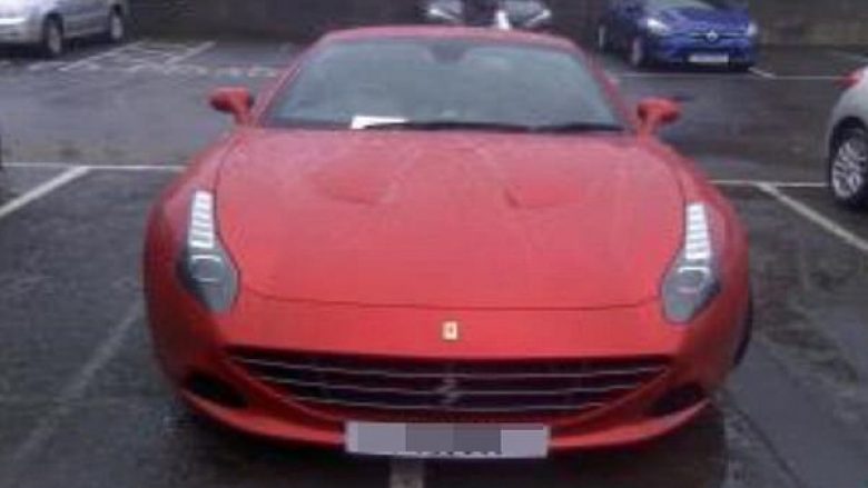 Pagoi dy vende parkingu për Ferrarin e tij, dënohet me 100 euro (Foto)