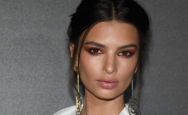 Imazhet me bikini, vallëzimi atraktiv dhe një pozë nudo nga Emily Ratajkowski (Foto/Video)