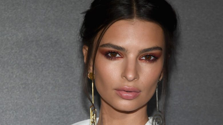 Imazhet me bikini, vallëzimi atraktiv dhe një pozë nudo nga Emily Ratajkowski (Foto/Video)