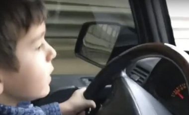 Fëmija mbante timonin e veturës që lëvizte me 100 kilometra në orë (Video)