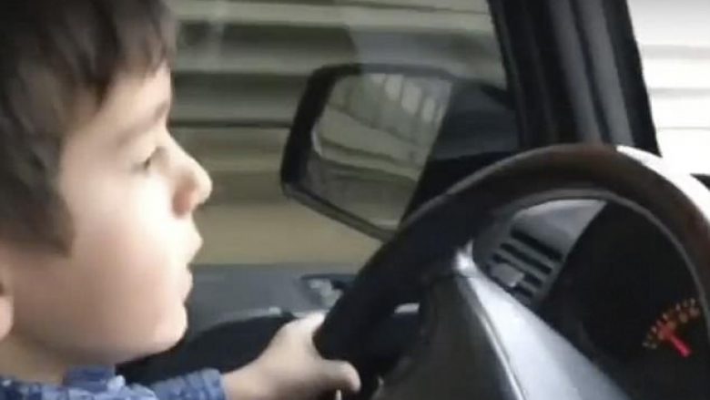 Fëmija mbante timonin e veturës që lëvizte me 100 kilometra në orë (Video)