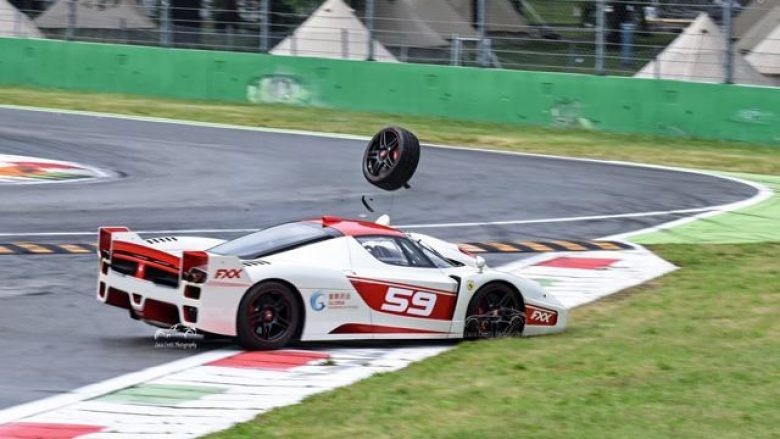 Ferrari FXX u dëmtua tërësisht, pas përplasjes në pistë (Video)