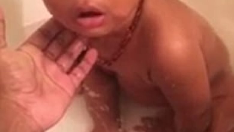 Fjeti në vaskë, reagimi qesharak i vogëlushit kur provojnë ta zgjojnë (Video)