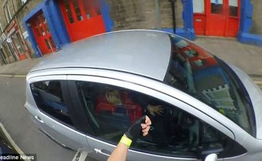 Fliste në telefon gjatë vozitjes, konfrontohet me çiklistin që i tërhoqi vërejtjen (Video)