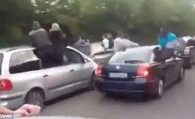 Garën ilegale me kuaj, e përcillnin duke qëndruar përjashta veturave (Video)