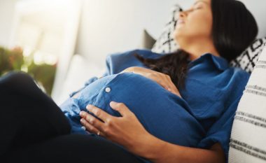 A guxoni të flini e shtrirë në shpinë kur jeni shtatzënë?