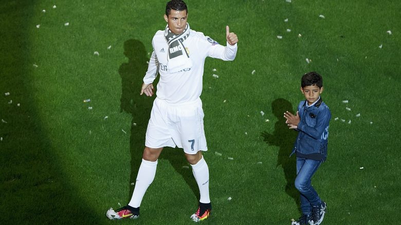 “Asgjë nuk është rastësi” – I biri i tij shënon gol të mrekullueshëm nga gjuajtja e lirë, Ronaldo krenohet me të (Video)