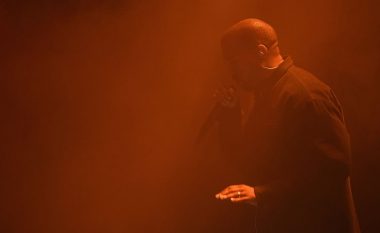 Kanye West performon për herë të parë që prej hospitalizimit (Video)