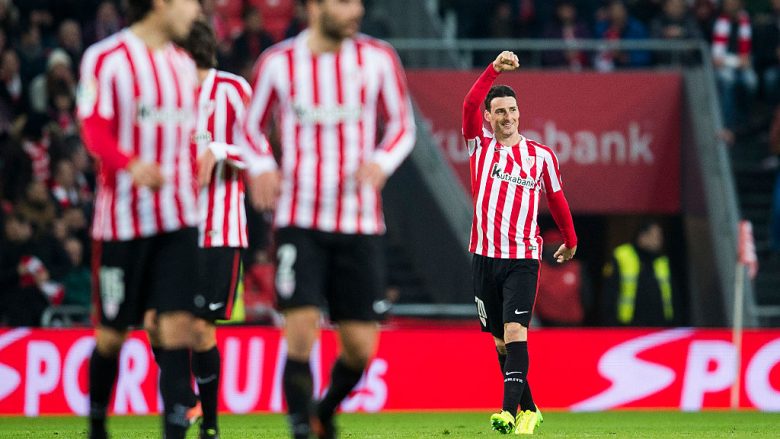 BILBAO, SPAIN - JANUARY 05: Aritz Aduriz of Athletic Club celebrates after scoring goal during the Copa del Rey Round of 16 first leg match between Athletic Club and FC Barcelona at San Mames Stadium on January 5, 2017 in Bilbao, Spain.  (Photo by Juan Manuel Serrano Arce/Getty Images)