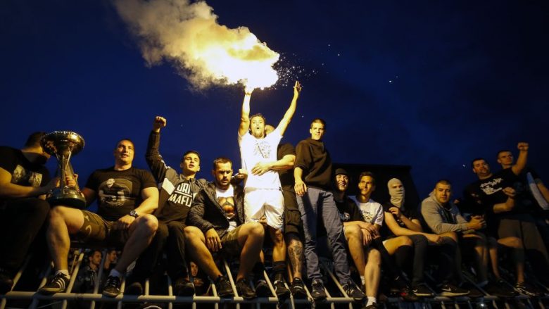 Banerët kundër shqiptarëve do të largohen brenda dy minutash nga stadiumi i Beogradit