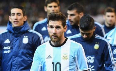Messi i kërkon falje bashkëlojtarit pasi që e cilësoi si fans pas fotografisë me të (Foto)