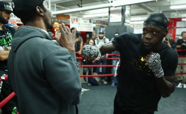 Si stërvitet “Bombarduesi i Bronztë” – boksieri që haptas është duke i kërkuar luftë Anthony Joshuas (Video)