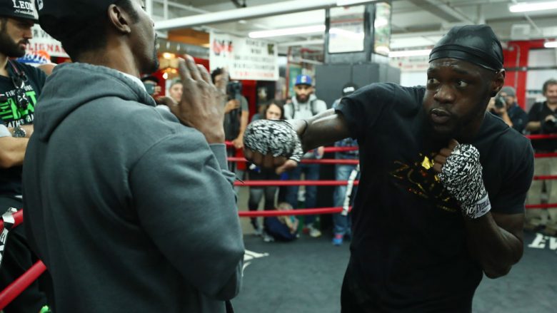 Si stërvitet “Bombarduesi i Bronztë” – boksieri që haptas është duke i kërkuar luftë Anthony Joshuas (Video)