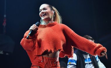 Rita super në formë dy ditë para "MTV Ema 2017", shfaqet kuq e zi në koncertin e fundit (Foto)