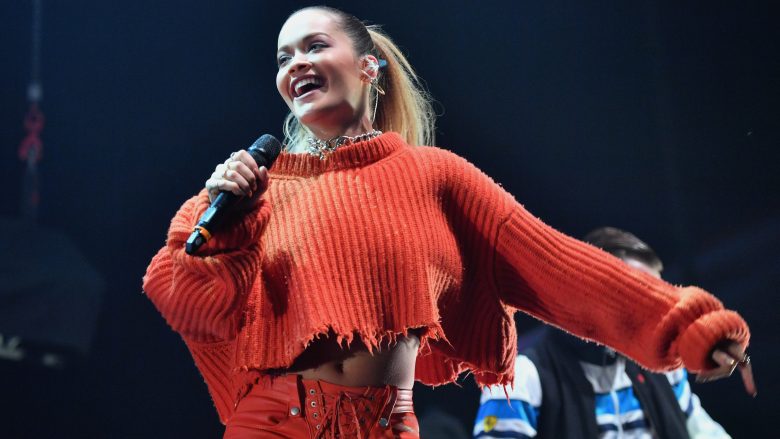 Rita super në formë dy ditë para “MTV Ema 2017”, shfaqet kuq e zi në koncertin e fundit (Foto)