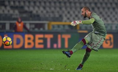 Portieri i Torinos një Chilavert i ri – Gjuan në mënyrë perfektë goditjen e dënimin në minutën e 90-të, por qëllon shtyllën (Video)