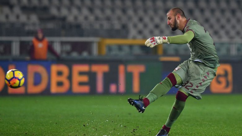 Portieri i Torinos një Chilavert i ri – Gjuan në mënyrë perfektë goditjen e dënimin në minutën e 90-të, por qëllon shtyllën (Video)