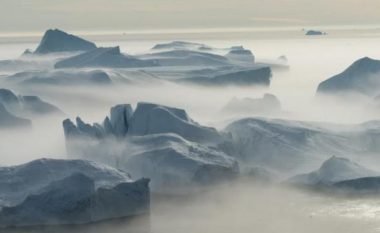 Shkrirja e akullit në Grenlandë rrezikon 293 qytete