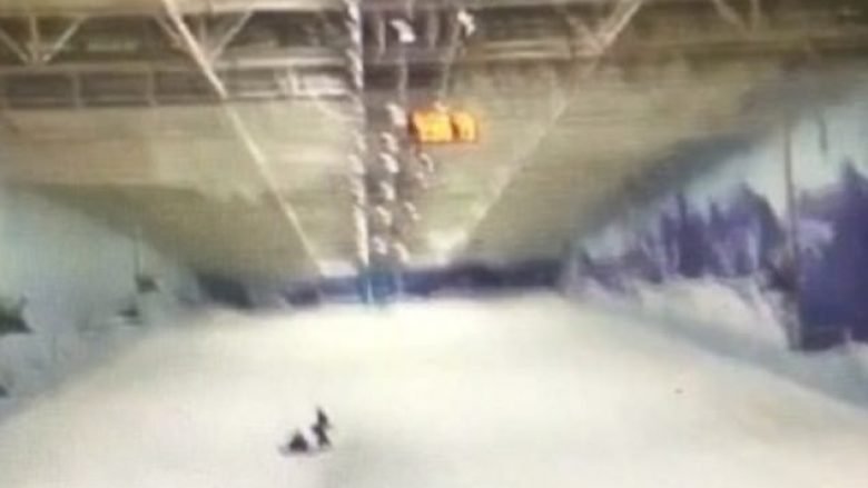 Hynë vjedhurazi në qendrën e skijimit, harruan kamerën e shtrenjtë me të gjitha filmimet (Video)
