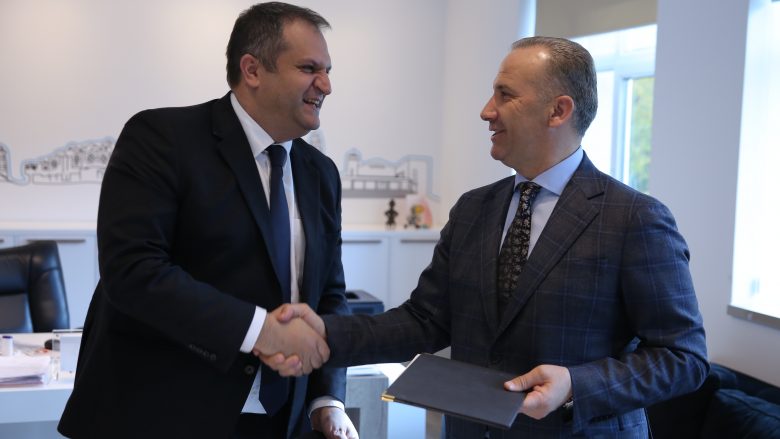 VV nënshkruan koalicion me AKR-në në Prishtinë