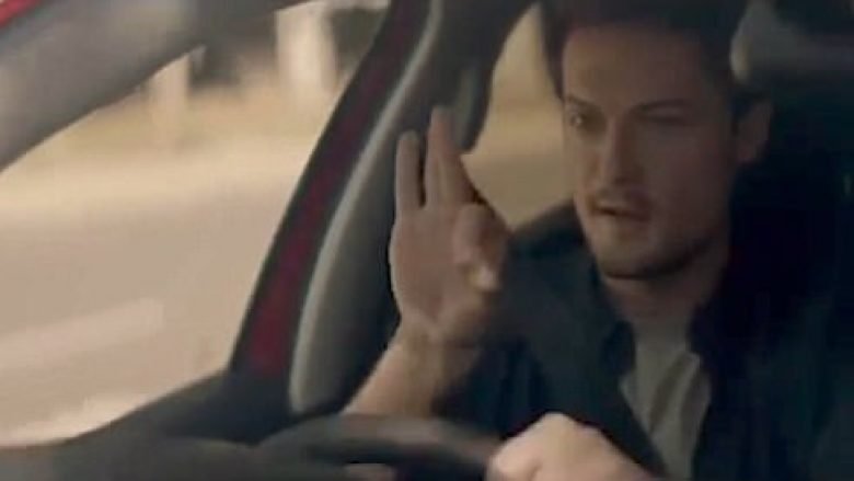 Inkurajon vozitjen e pakujdesshme, Peugeot i kërkohet të largojë reklamën (Video)