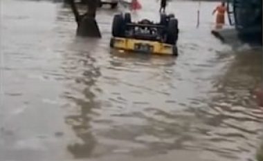 Kamioni rrotullohet në rrugën e vërshuar, shoferi shpëtohet nga ekskavatori dhe disa qytetarë (Video)
