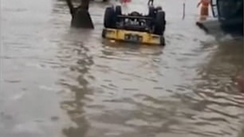 Kamioni rrotullohet në rrugën e vërshuar, shoferi shpëtohet nga ekskavatori dhe disa qytetarë (Video)