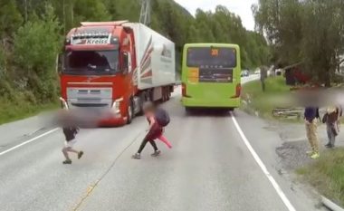 Kamioni frenon me shpejtësi, shpëton fëmija në rrugë (Video)