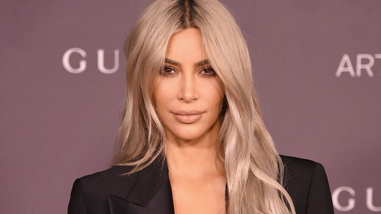 Kim Kardashian kërkon të jetë e grimuar edhe kur shkon në tualet