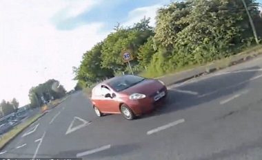 Largohet me shpejtësi, pasi të ketë goditur çiklistin me veturë (Video)