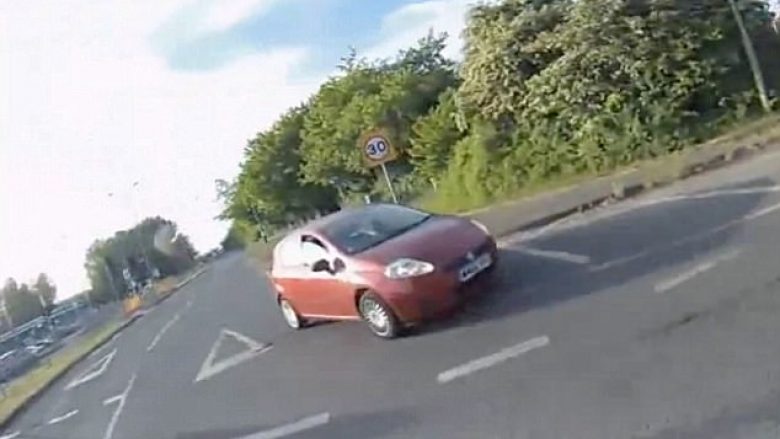 Largohet me shpejtësi, pasi të ketë goditur çiklistin me veturë (Video)