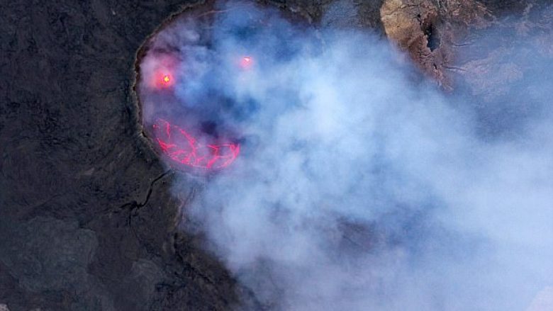 Lava e vullkanit formoi atë që ngjanë me një fytyrë të buzëqeshur (Foto)