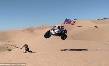 Makina e shpejtë që lëvizte nëpër dunat e shkretëtirës, gati ra mbi një të pranishëm (Video)