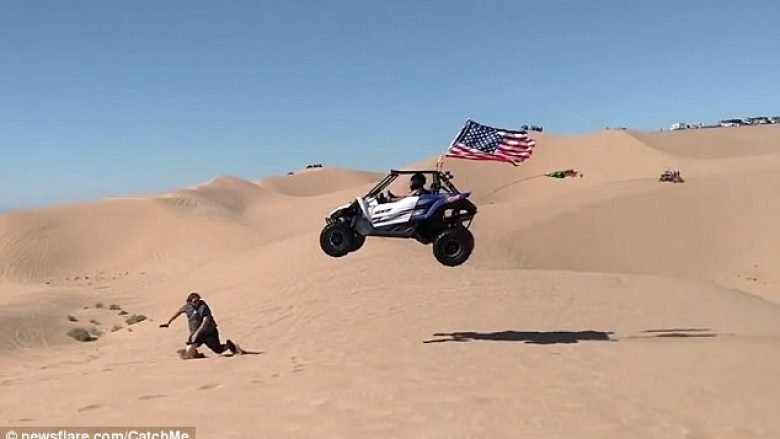 Makina e shpejtë që lëvizte nëpër dunat e shkretëtirës, gati ra mbi një të pranishëm (Video)