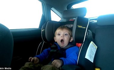 Makina kalonte nëpër auto-larje, fëmija habitet me skenat që shihte (Video)