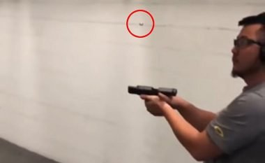 Manovra e pazakontë me armë, zuri plumbin që i hodhi shoku dhe qëlloi shënjestrën (Video)