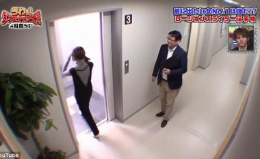 Mendoi se hyri në ashensor të zakonshëm, bëhet pjesë e një loje shumë ngazëlluese (Video)