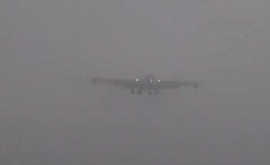 Mjegulla e dendur bën që aeroplani gjigant të shfaqet nga “asgjëja” (Video)